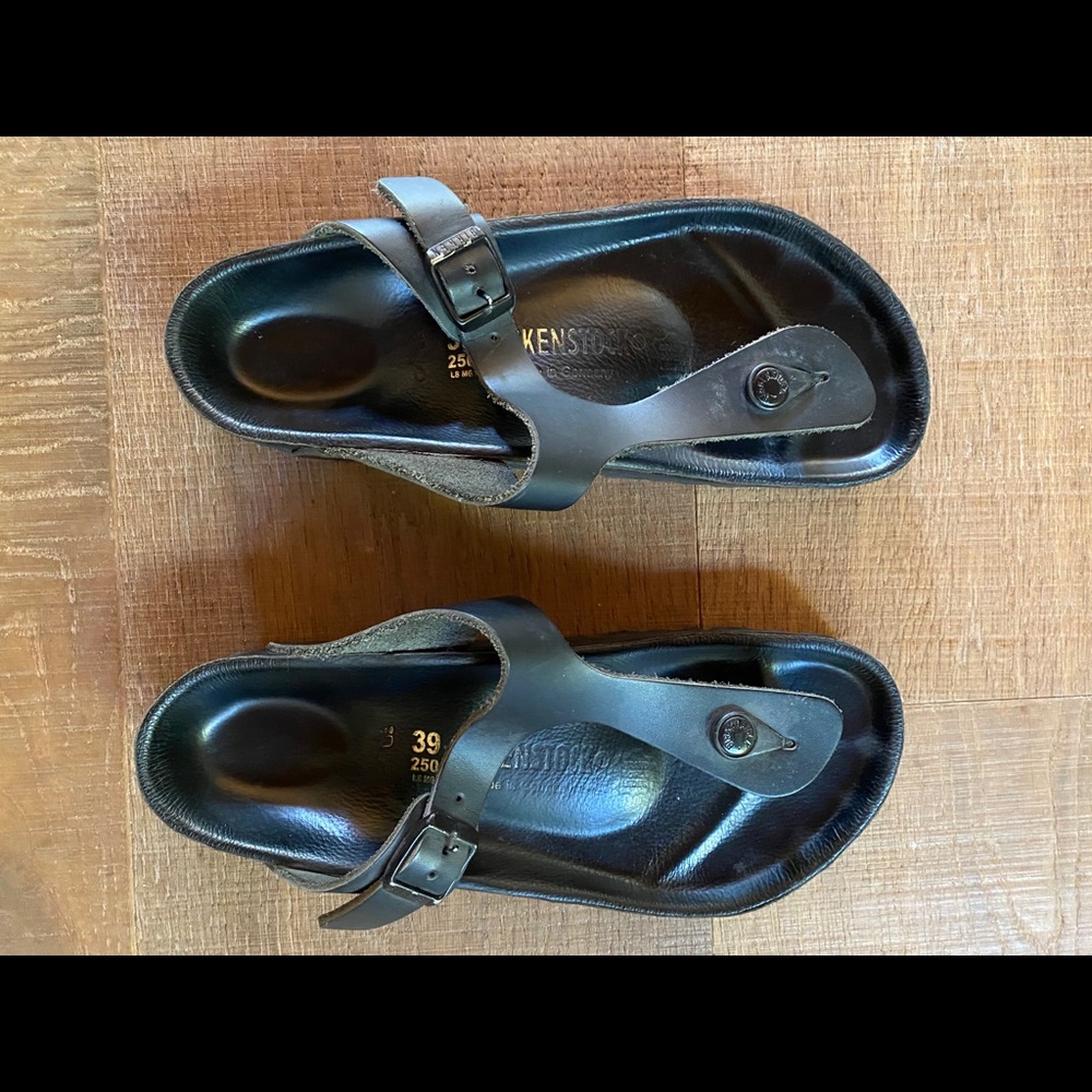 Birkenstock’s Women’s Gizeh Black Leather Sandals